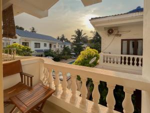 卡兰古特Rainforest - Casa Azure 5 Min walk to the beach的房屋的阳台享有风景。