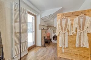 奥斯尼卡Resort Stari Malni的一间设有拉门和浴袍的房间
