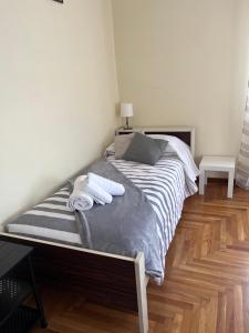 博尔索-德尔格拉帕Appartamenti Ziliotto的一间卧室配有一张床,上面有两条毛巾
