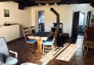 卡斯拉诺Historical Caslano Apartments - Happy Rentals的配有炉灶的客房内的桌椅