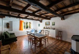 卡斯拉诺Historical Caslano Apartments - Happy Rentals的厨房以及带桌椅的用餐室。