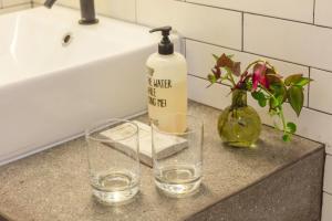 大里贝拉皮克多赫福苏乡村民宿的浴室柜台配有2杯眼镜和1瓶肥皂