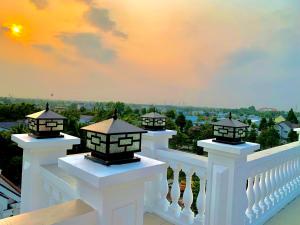 永隆Hotel Phước Thịnh的上面有四个鸟笼的白色栏杆