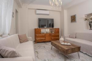 Marie Claire Luxury Maisonette的带沙发和电视的客厅