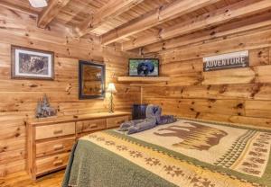 赛维尔维尔Lazy Bear Cabin的小木屋内一间卧室,配有一张床