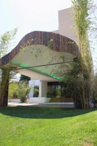 尼姆HÔTEL C SUITES chambres spacieuses的草场顶部有绿色屋顶的建筑