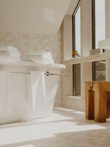 凯图姆Kontorhaus Keitum的一间带白色水槽和窗户的浴室