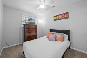 弗吉尼亚海滩Perfect Private Getaway Minutes to Virginia Beach!的卧室配有白色的床和梳妆台。