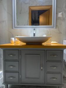 穆兹罗斯Villa Matsika的浴室配有盥洗盆和镜子