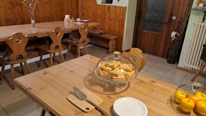费耶多B&B Casa Zeni的一张木桌,上面放着一碗食物