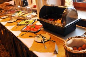 温特贝格Hotel Niedersfeld-Winterberg的餐桌上的自助食物