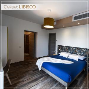 San FilippoCasale Ermo Colle的一间位于客房内的蓝色床卧室