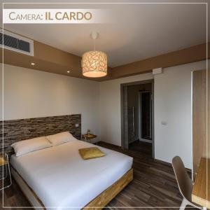 San FilippoCasale Ermo Colle的卧室配有一张白色大床和吊灯。