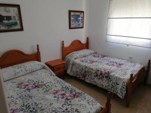 塔韦尔纳斯Alojamiento las Dunas的配有两张单人床的小房间