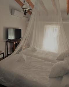 马纳科尔Finca Sa Cova Vella的客房内的一张带蚊帐的白色床