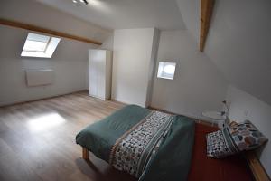 Mont-Notre-DameBel appartement 2 chambres climatisé的一间卧室设有一张床和两个窗户。