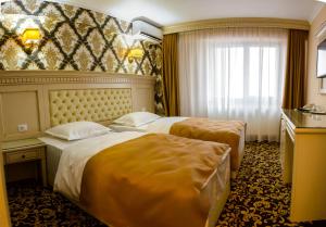 布勒伊拉Little Orient的酒店客房设有两张床和窗户。