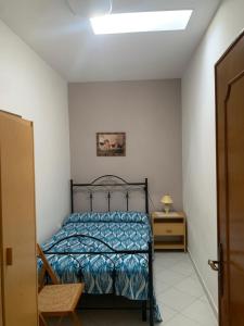 莱乌卡Villa Ciardo的一间卧室配有一张带蓝色棉被的床