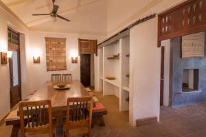 普拉纳维瑙Eco Venao Lodge, Playa Venao的一间带木桌和椅子的用餐室