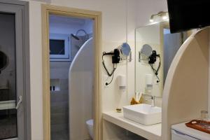 Livadi AstypalaiasGiasemi Room No 5 Astypalea的一间带水槽和镜子的浴室