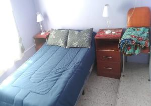 乌玛瓦卡Hospedaje el Abuelo的一间卧室配有蓝色的床和2个床头柜