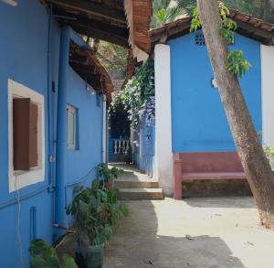 帕纳吉卡特恩别墅住宿加早餐旅馆的一栋拥有蓝色墙壁的建筑,旁边设有长凳