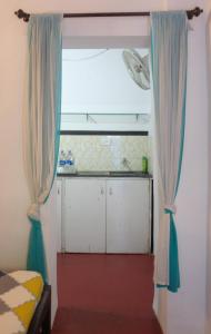 帕纳吉卡特恩别墅住宿加早餐旅馆的客房设有带蓝色窗帘的窗户。