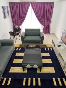 实兆远92D’venus Residence的客厅配有紫色窗帘和沙发