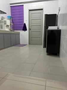 实兆远92D’venus Residence的厨房设有紫色门和白色地板