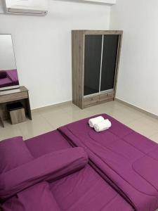 实兆远92D’venus Residence的一间铺有紫色毯子的客房