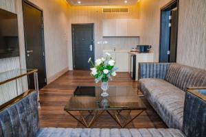 拉斯阿尔卡麦M14 Hotel Apartment的客厅配有沙发和鲜花桌