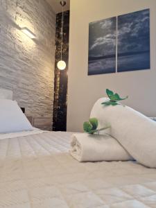 圣马力诺拉罗卡酒店的一间卧室配有一张床,床上有毛巾