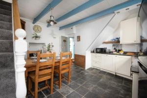 圣艾夫斯Saffron Cottage, St Ives的一间厨房,里面配有桌椅