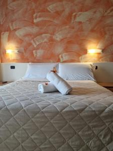 圣马力诺拉罗卡酒店的一间卧室配有一张大床和两个枕头
