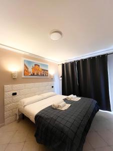 锡拉库扎Al Settimo porta marina的一间卧室配有一张带黑色窗帘的床