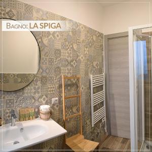 San FilippoCasale Ermo Colle的一间带水槽和镜子的浴室