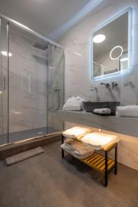 雅典507 Athens的带淋浴、盥洗盆和镜子的浴室