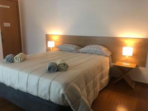 蓬塔德尔加达AZORES HOLIDAYS HOUSE -B&B - Suites - Self Check-in KEYBOARD的一间卧室配有一张大床和两盏灯