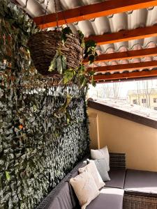 阿斯蒂Bon Bon del Corso con terrazzo e aria condizionata的前面有一张沙发的绿色墙壁