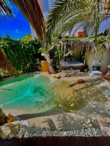 伊维萨镇Casa Klod Ibiza的棕榈树后院的游泳池