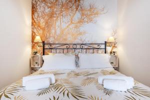 滨海波利尼亚诺Respiro del mare的一间卧室配有一张壁画床