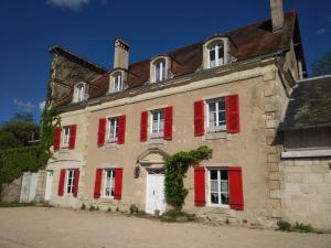 若奈克朗Moulins de Clan的一座有红色百叶窗的古老建筑
