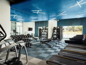 拉斯维加斯Aloft Henderson的一间健身房,里面配有跑步机和机器