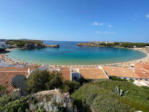 蓬塔格罗萨La Casa del Jardin. Menorca的和水中的人一起欣赏海滩的景色