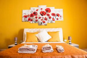 兰佩杜萨Blu Mare Lampedusa Bed And Breakfast的一间卧室,床上有红色的鲜花