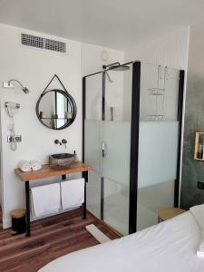 Vieille-BrioudeMaison Les Glycines的一间带玻璃淋浴和水槽的浴室