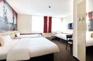 克拉科夫B&B HOTEL Krakow Centrum的酒店客房配有两张床和一张书桌
