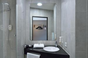 科隆B&B Hotel Köln-Ehrenfeld的一间带水槽和镜子的浴室