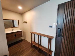 曼谷Lo-Ha Guest house, Contactless Check-in的一间带水槽和镜子的浴室
