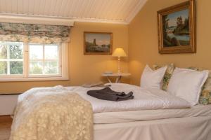 米凯利Landhaus Kekkola的卧室配有一张大白色床和窗户